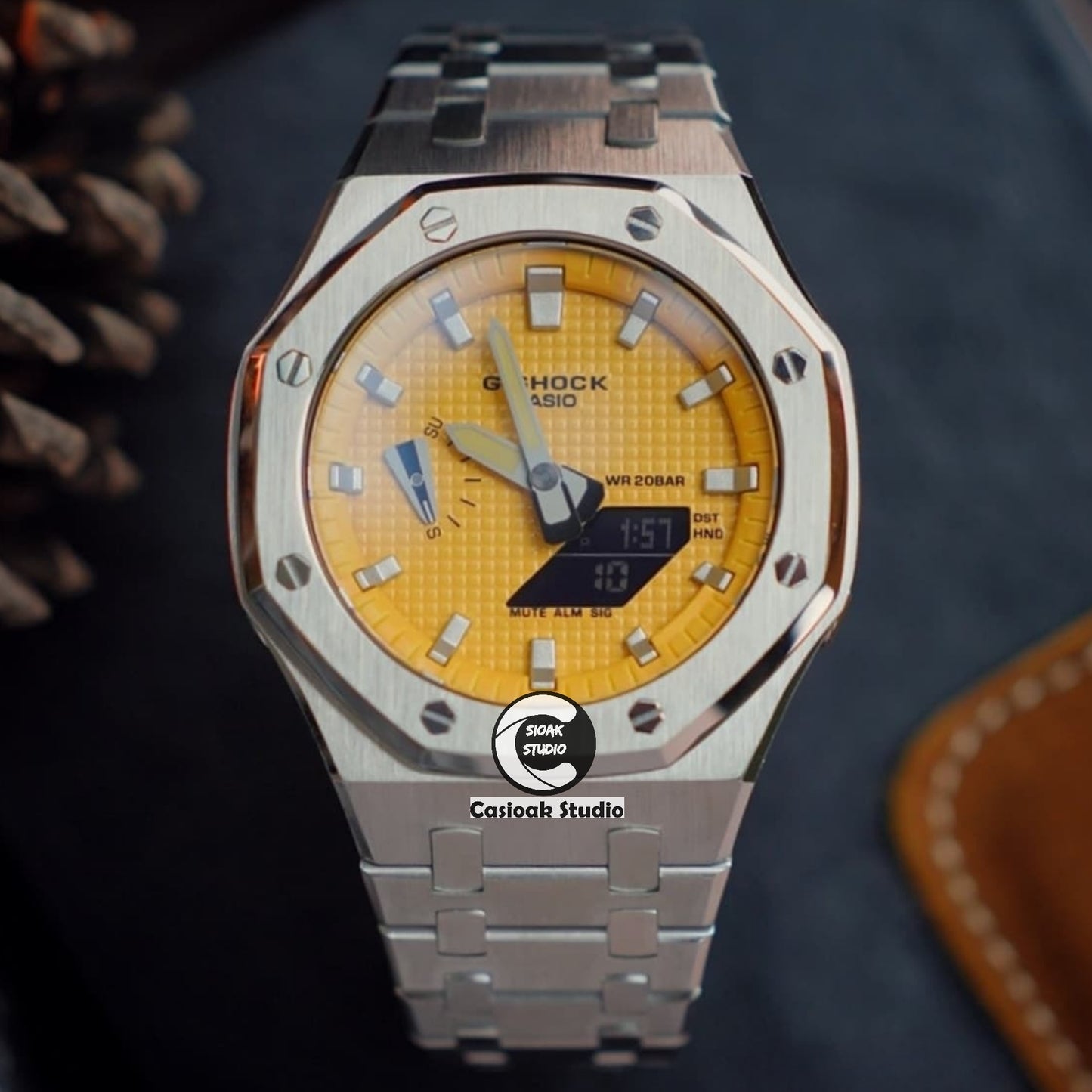 Orologio Casioak Mod Cassa Argento Cinturino in Metallo Indici Giallo Argento Quadranti Gialli Waffle 44mm