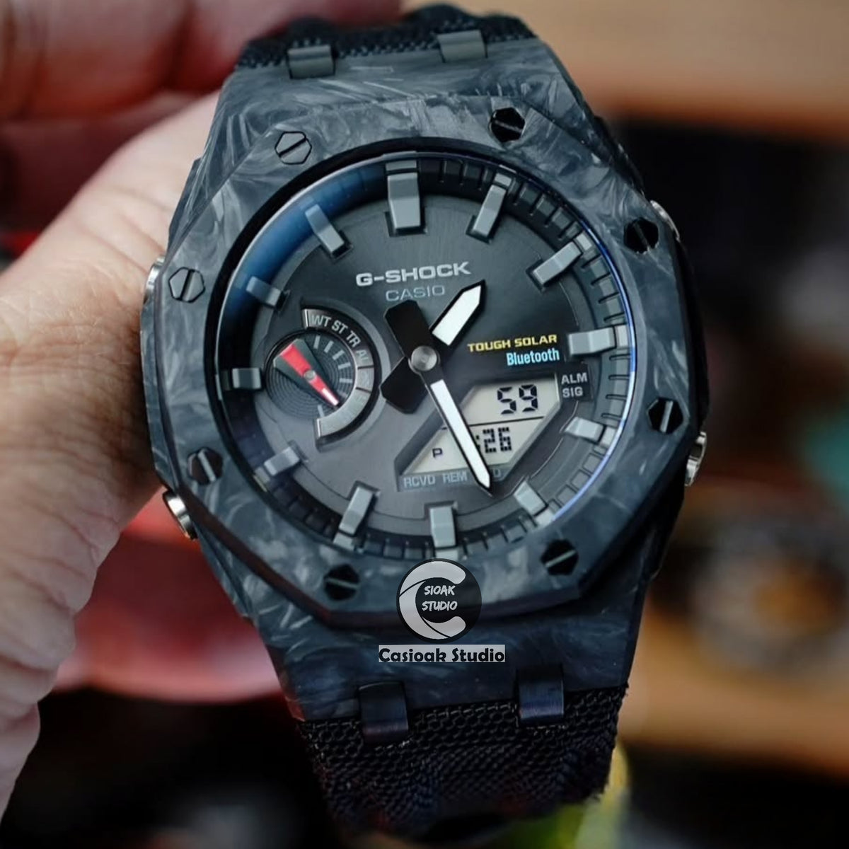 Montre Casioak Mod solaire en fibre de carbone Offshore, boîtier noir supérieur, bracelet en toile de nylon noir, index horaires noirs, cadrans noirs, 44mm