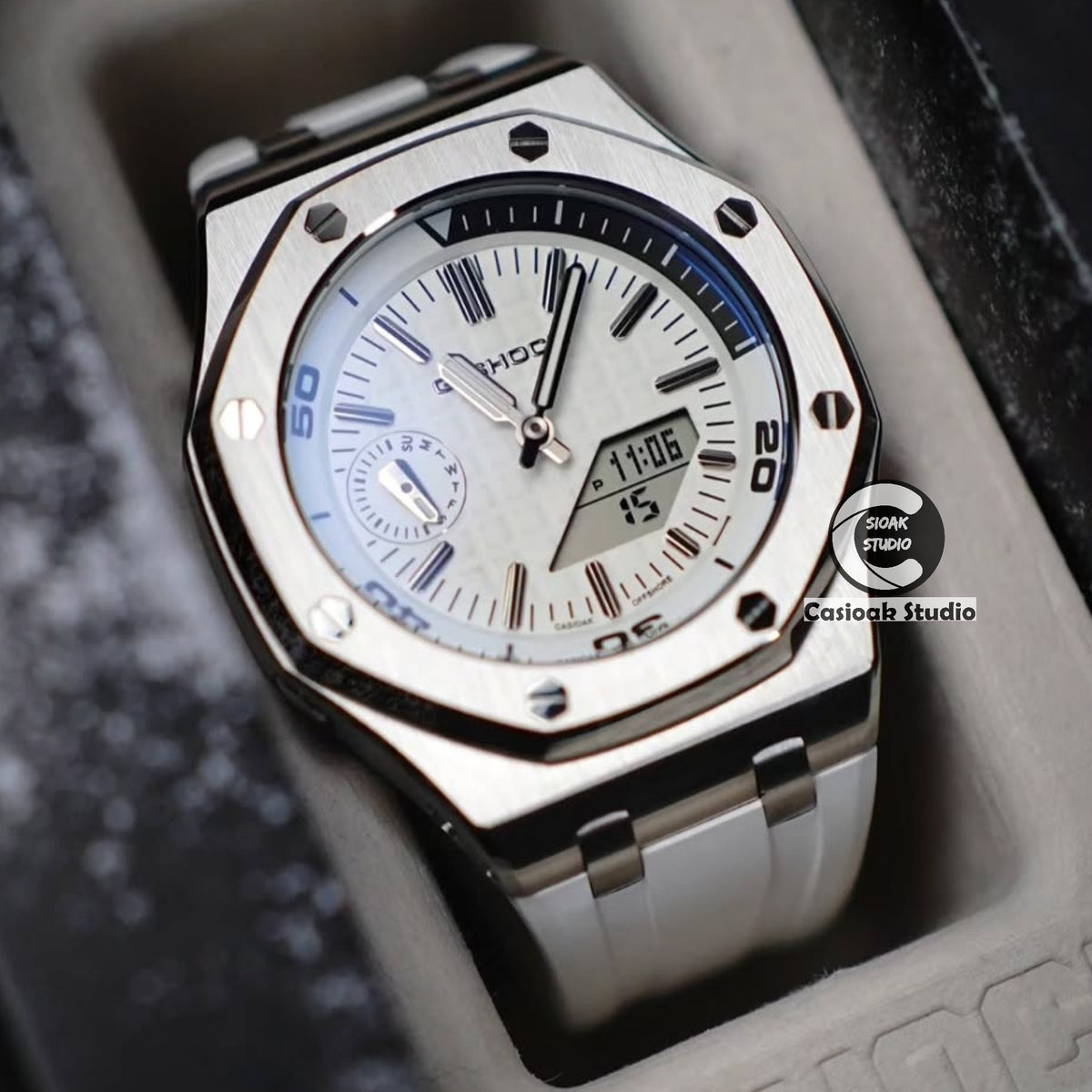Casioak-Mod-Uhr, Offshore Superior, silbernes Gehäuse, weißes Kautschukarmband, weiße und silberne Zeitanzeigen, weiße Waffel-Zifferblätter, 44 mm